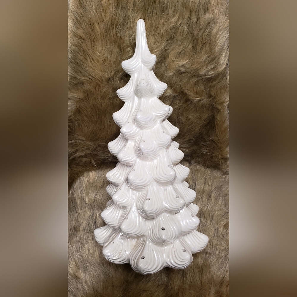 Vintage " Atlantic " mold copyright engraved on bottom. Christmas tree.